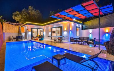 Villa Bolero | Çayköy'de Korunaklı, Masa Tenisli & Jakuzili Balayı Villası