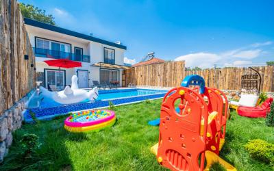 Villa Pine Garden, Jakuzili Muhafazakar Balayı Villası