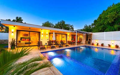 Villa Fora Bezirgan, Doğa Manzaralı Jakuzili Balayı Villası