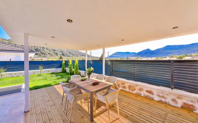 Villa Zümrüt Sarıbelen, Jakuzili Balayı Villası