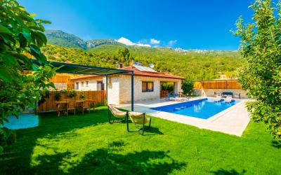 Villa Pitaya 2 - Hacıoğlan'da Korunaklı, Jakuzili Taş Balayı Villası