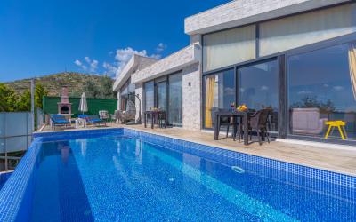 Villa Zümrüt | Üzümlü'de Korunaklı, Kapalı Havuzlu & Sinemalı Balayı Villası