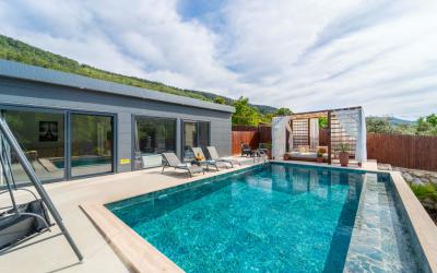 Villa Loçka, Geniş Bahçeli Jakuzili Balayı Villası
