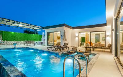 Villa Ortaç 6 | Bezirgan'da Korunaklı, Jeneratörlü & Jakuzili Balayı Villası