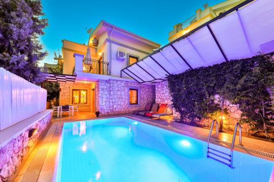 Yarı Korunaklı Balayı Villaları